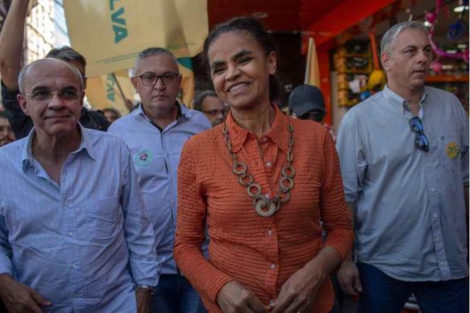 Marina fez fotos com eleitores e chegou a provar um par de óculos em uma das lojas(foto: Mauro Pimentel/AFP) Marina fez fotos com eleitores e chegou a provar um par de óculos em uma das lojas(foto: Mauro Pimentel/AFP)