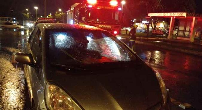O idoso foi atropelado por um Honda Fit por volta das 20h30, no Sudoeste(foto: CBMDF/Divulgação) O idoso foi atropelado por um Honda Fit por volta das 20h30, no Sudoeste(foto: CBMDF/Divulgação)