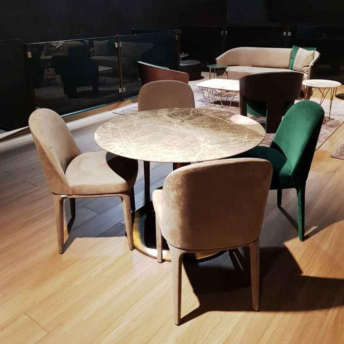 Conjunto de cadeiras, da Natuzzi Itália As peças também evidenciam o uso do veludo e de tecidos diferentes em diversos formatos.(foto: Natuzzi Itália/Divulgação) Conjunto de cadeiras, da Natuzzi Itália As peças também evidenciam o uso do veludo e de tecidos diferentes em diversos formatos.(foto: Natuzzi Itália/Divulgação)