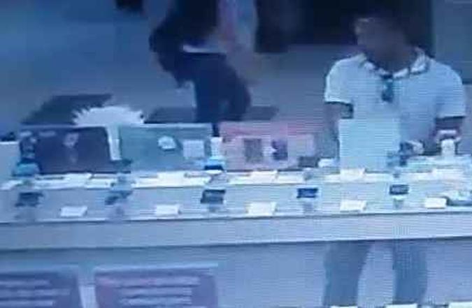 Imagens de câmeras de segurança mostram o homem identificado como Maykonn Douglas da Silva Cordeiro assaltando loja em um shopping no centro de Brasília, em abril deste ano(foto: Polícia Civil / Divulgação) Imagens de câmeras de segurança mostram o homem identificado como Maykonn Douglas da Silva Cordeiro assaltando loja em um shopping no centro de Brasília, em abril deste ano(foto: Polícia Civil / Divulgação)