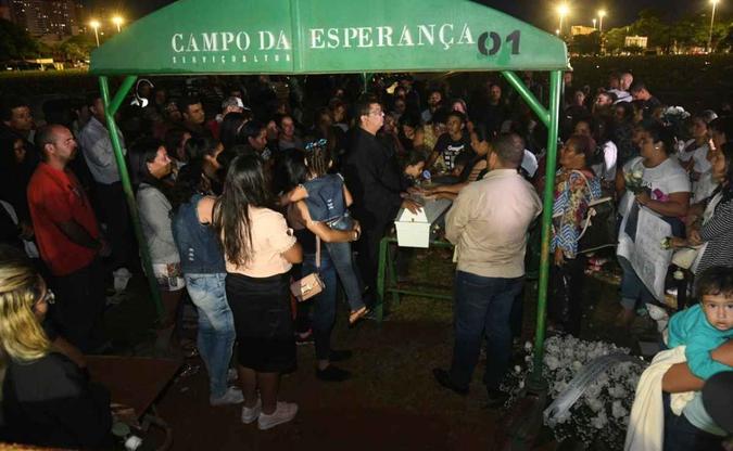Enterro ocorreu por volta das 19h(foto: Ed Alves/CB/D.A Press) Enterro ocorreu por volta das 19h(foto: Ed Alves/CB/D.A Press)