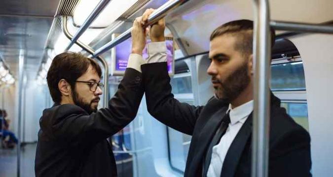 A peça é um suspense psicológico que trata o tema da homofobia(foto: Nathalia Britto/Divulgação) A peça é um suspense psicológico que trata o tema da homofobia(foto: Nathalia Britto/Divulgação)