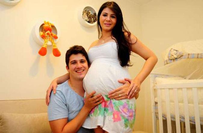 Pedrinho e a esposa, Nábyla Gabriela, grávida de João Pedro, o primeiro filho do casal: paternidade 10 anos após a polícia descobrir que o então garoto que vivia em Goiânia era na verdade o bebê roubado de uma maternidade de Brasília em 1986(foto: Daniel Ferreira/CB/D.A Press) Pedrinho e a esposa, Nábyla Gabriela, grávida de João Pedro, o primeiro filho do casal: paternidade 10 anos após a polícia descobrir que o então garoto que vivia em Goiânia era na verdade o bebê roubado de uma maternidade de Brasília em 1986(foto: Daniel Ferreira/CB/D.A Press)