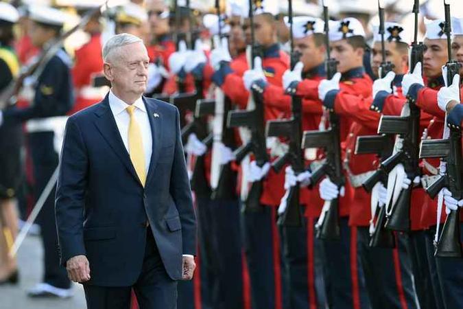 O secretário de Defesa dos EUA, Jim Mattis, revê a guarda de honra em sua chegada ao Ministério da Defesa em Brasília para realizar uma reunião com seu homólogo brasileiro Joaquim Luna e Silva.(foto: Evaristo Sa /AFP) O secretário de Defesa dos EUA, Jim Mattis, revê a guarda de honra em sua chegada ao Ministério da Defesa em Brasília para realizar uma reunião com seu homólogo brasileiro Joaquim Luna e Silva.(foto: Evaristo Sa /AFP)