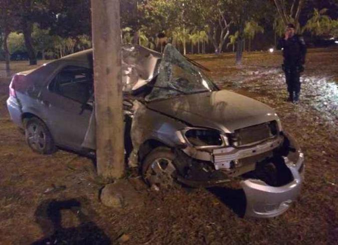 Homem fugia da Polícia quando bateu em poste(foto: PMDF/Divulgação) Homem fugia da Polícia quando bateu em poste(foto: PMDF/Divulgação)