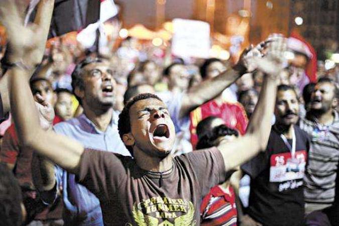 Simpatizantes do candidato da Irmandade Muçulmana protestam na Praça Tahrir, no Cairo: para eles, a revolução corre perigo(foto: Suhaib Salem/Reuters) Simpatizantes do candidato da Irmandade Muçulmana protestam na Praça Tahrir, no Cairo: para eles, a revolução corre perigo(foto: Suhaib Salem/Reuters)