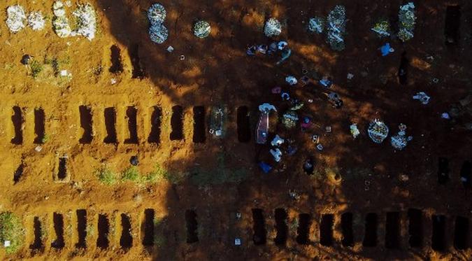 Vista a�rea de um enterro no cemit�rio de Vila Formosa durante a pandemia de coronav�rus, em S�o Paulo, Brasil, em 21 de junho de 2020.(foto: Miguel SCHINCARIOL / AFP)