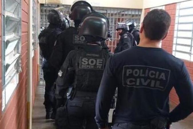Em uma cela da Penitenciária Estadual de Piraquara, agentes da PCDF e do Departamento Penitenciário Nacional (Depen) apreenderam um celular e bilhetes manuscritos(foto: PCDF/Divulgação) Em uma cela da Penitenciária Estadual de Piraquara, agentes da PCDF e do Departamento Penitenciário Nacional (Depen) apreenderam um celular e bilhetes manuscritos(foto: PCDF/Divulgação)