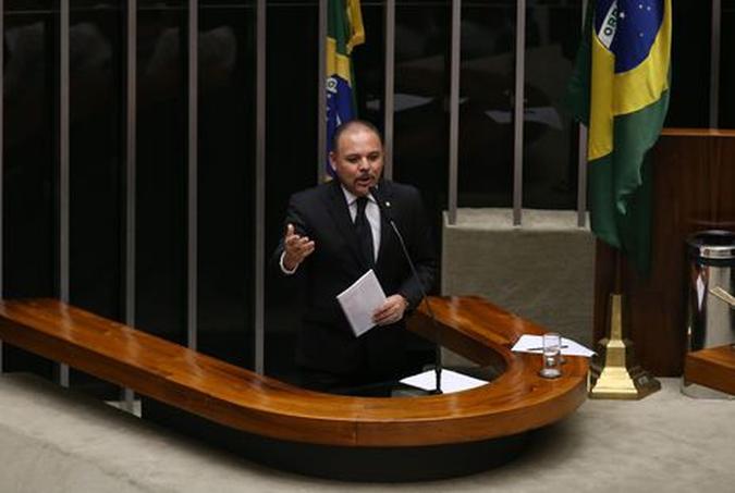 O deputado Flavinho, relator da proposta que cria o Programa Escola sem Partido(foto: Valter Campanato/Agência Brasil) O deputado Flavinho, relator da proposta que cria o Programa Escola sem Partido(foto: Valter Campanato/Agência Brasil)