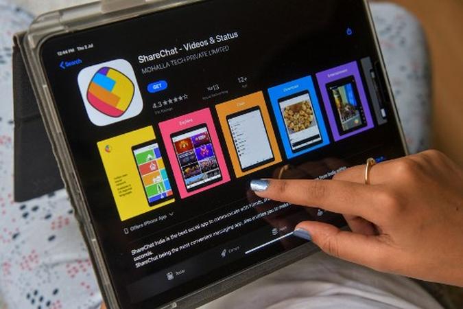 Uma mulher navega em uma loja on-line a plataforma de aplicativos indiana Sharechat em Bangalore em 2 de julho de 2020.(foto: Manjunath Kiran / AFP) Uma mulher navega em uma loja on-line a plataforma de aplicativos indiana Sharechat em Bangalore em 2 de julho de 2020.(foto: Manjunath Kiran / AFP)