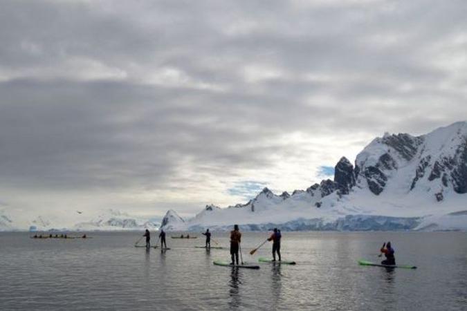 É possível praticar o Stand Up Paddle uma vez durante a viagem. O desportista, no entanto, precisa estar preparado para um mergulho em águas geladas (foto: Antarctica Expeditions) É possível praticar o Stand Up Paddle uma vez durante a viagem. O desportista, no entanto, precisa estar preparado para um mergulho em águas geladas (foto: Antarctica Expeditions)