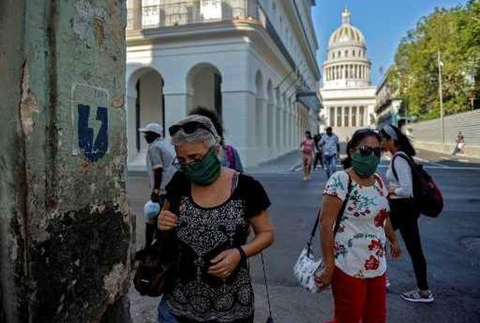 Mulheres usando máscaras caminham ao longo de uma rua de Havana, em 24 de junho de 2020, em meio à nova pandemia de coronavírus.(foto: YAMIL LAGE / AFP) Mulheres usando máscaras caminham ao longo de uma rua de Havana, em 24 de junho de 2020, em meio à nova pandemia de coronavírus.(foto: YAMIL LAGE / AFP)