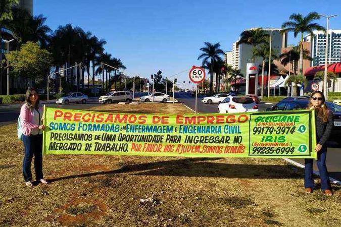 Gleiciane (E) e Íris (D) estenderam faixa na W3 Norte pedindo oportunidades para ingressar no mercado de trabalho(foto: Arquivo pessoal) Gleiciane (E) e Íris (D) estenderam faixa na W3 Norte pedindo oportunidades para ingressar no mercado de trabalho(foto: Arquivo pessoal)