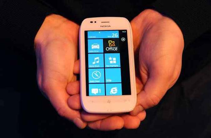 O smartphone não deixa a desejar em relação ao principal modelo da série, o Lumia 800. No entanto, algumas limitações tiram o brilho do aparelho(foto: Paul Hackett/REUTERS) O smartphone não deixa a desejar em relação ao principal modelo da série, o Lumia 800. No entanto, algumas limitações tiram o brilho do aparelho(foto: Paul Hackett/REUTERS)