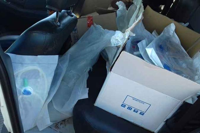 Os PMs lotaram o porta-malas do carro e o banco de trás do veículo com as caixas e envelopes plásticos lacrados(foto: PMDF/Divulgação) Os PMs lotaram o porta-malas do carro e o banco de trás do veículo com as caixas e envelopes plásticos lacrados(foto: PMDF/Divulgação)