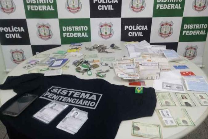 Quando o entregador ia levar o produto, um dos criminosos, que se vestia de agente penitenciário de Goiás, informava que o pagamento precisaria ser feito em outro lugar(foto: PCDF/Divulgação) Quando o entregador ia levar o produto, um dos criminosos, que se vestia de agente penitenciário de Goiás, informava que o pagamento precisaria ser feito em outro lugar(foto: PCDF/Divulgação)