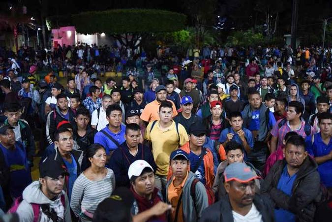 A marcha migratória provocou a fúria do presidente americano Donald Trump, que ameaçou os governos da Guatemala, El Salvador e Honduras com a interrupção da ajuda econômica se estes países não impedissem a caravana. (foto: Johan Ordonez/AFP ) A marcha migratória provocou a fúria do presidente americano Donald Trump, que ameaçou os governos da Guatemala, El Salvador e Honduras com a interrupção da ajuda econômica se estes países não impedissem a caravana. (foto: Johan Ordonez/AFP )