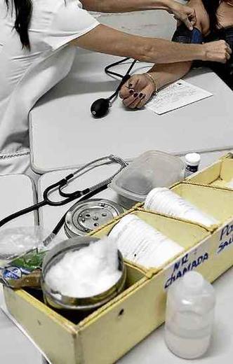 Médica atende paciente no DF: categoria teme pela saúde pública (foto: Marcelo Ferreira/CB/D.A Press ) Médica atende paciente no DF: categoria teme pela saúde pública (foto: Marcelo Ferreira/CB/D.A Press )