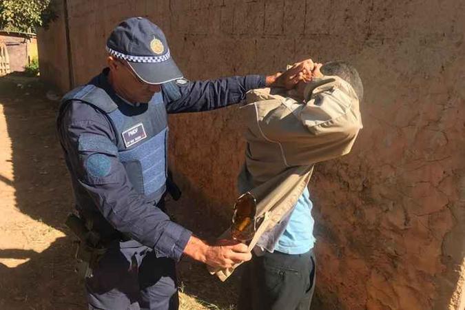 Homem usava caco de garrafa para ameaçar a ex-companheira, grávida de 4 meses(foto: Divulgação / PMDF) Homem usava caco de garrafa para ameaçar a ex-companheira, grávida de 4 meses(foto: Divulgação / PMDF)