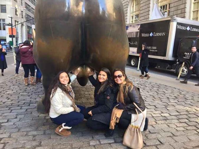 Segurar os testículos do Charging Bull, em Wall Street, nos EUA, é uma tradição que Heliane preservou (foto: Arquivo Pessoal) Segurar os testículos do Charging Bull, em Wall Street, nos EUA, é uma tradição que Heliane preservou (foto: Arquivo Pessoal)