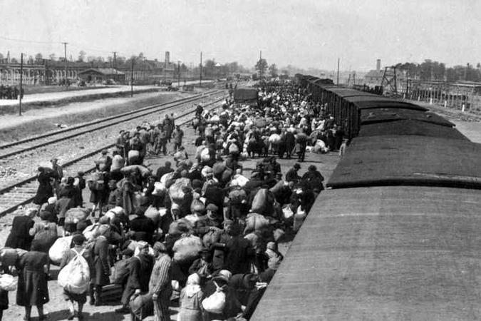 Judeus saem de um trem no campo de extermínio de Auschwitz: possíveis impactos em futuras gerações(foto: AFP / Yad Vashem Archives) Judeus saem de um trem no campo de extermínio de Auschwitz: possíveis impactos em futuras gerações(foto: AFP / Yad Vashem Archives)