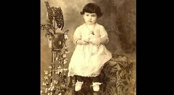 Nasce em 26 de maio de 1914, em Salvador, Maria Rita de Souza Brito Lopes Pontes, filha do dentista Augusto Lopes e da dona de casa Dulce Maria de Souza;Divulgação Nasce em 26 de maio de 1914, em Salvador, Maria Rita de Souza Brito Lopes Pontes, filha do dentista Augusto Lopes e da dona de casa Dulce Maria de Souza;Divulgação