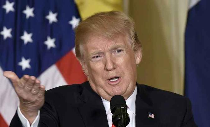 Trump aproveitou para repassar as conquistas dos agentes de controle migratório, dizendo que no ano passado prenderam mais de 100 mil estrangeiros que cometeram Trump aproveitou para repassar as conquistas dos agentes de controle migratório, dizendo que no ano passado prenderam mais de 100 mil estrangeiros que cometeram