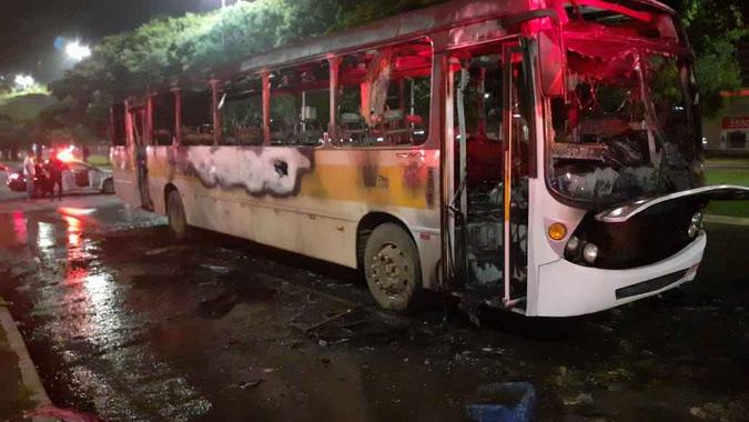 Ônibus que pegou no Pistão Sul, em Taguatinga (foto: CBMDF/Divulgação ) Ônibus que pegou no Pistão Sul, em Taguatinga (foto: CBMDF/Divulgação )