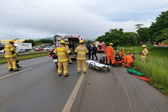 A mulher fazia a travessia com a criança no colo, quando foram atropeladas por uma moto(foto: Divulgação/CBMDF) A mulher fazia a travessia com a criança no colo, quando foram atropeladas por uma moto(foto: Divulgação/CBMDF)