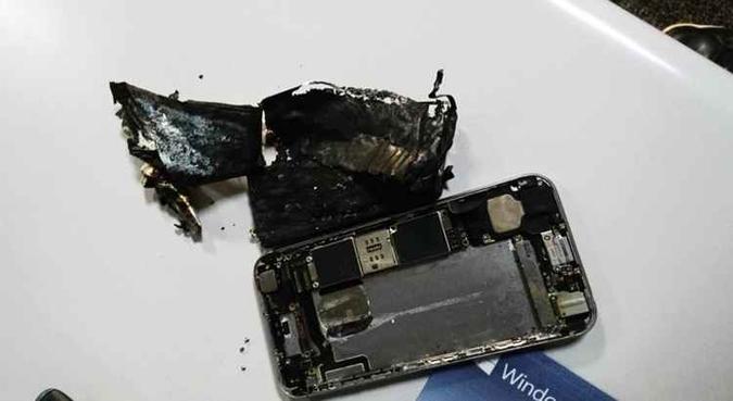 As peças do iPhone ficaram destruídas após a bateria pegar fogo(foto: Walter Wagner) As peças do iPhone ficaram destruídas após a bateria pegar fogo(foto: Walter Wagner)