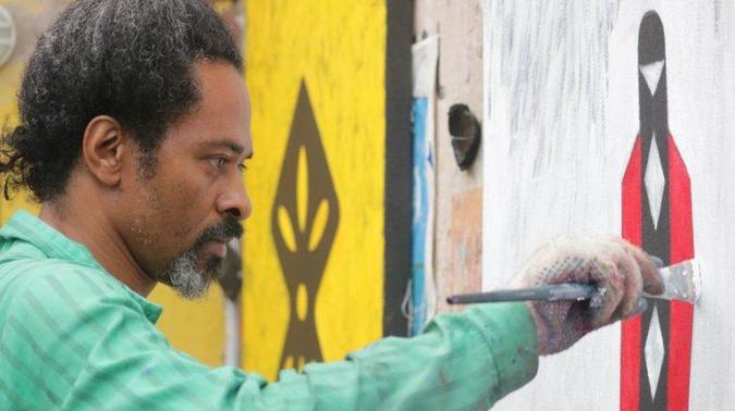 Em pinceladas ou trabalhos escultóricos, Josafá Neves aborda a temática da cultura afro-brasileira(foto: Arquivo pessoal/ Divulgação) Em pinceladas ou trabalhos escultóricos, Josafá Neves aborda a temática da cultura afro-brasileira(foto: Arquivo pessoal/ Divulgação)
