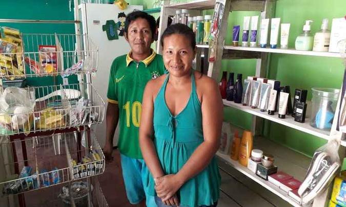 Eugênio e Celeste têm comércio e roça, mas não é o suficiente para pagar as contas e, com três filhos, contam ainda com o Bolsa Família(foto: Luiz Calcagno/CB/D.A Press) Eugênio e Celeste têm comércio e roça, mas não é o suficiente para pagar as contas e, com três filhos, contam ainda com o Bolsa Família(foto: Luiz Calcagno/CB/D.A Press)