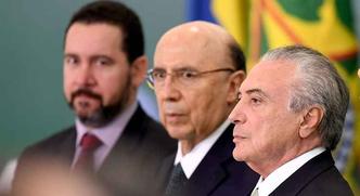 Oliveira, Meirelles e Temer: debate sobre a recuperação econômica do país(foto: Evaristo Sá/AFP) Oliveira, Meirelles e Temer: debate sobre a recuperação econômica do país(foto: Evaristo Sá/AFP)