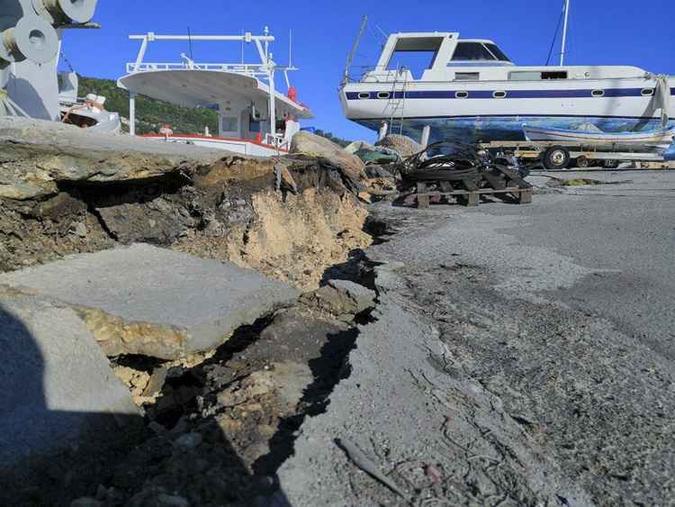 No solo da região foram registrados rachaduras devido a intensidade do terremoto(foto: Eurokinissi / AFP) No solo da região foram registrados rachaduras devido a intensidade do terremoto(foto: Eurokinissi / AFP)