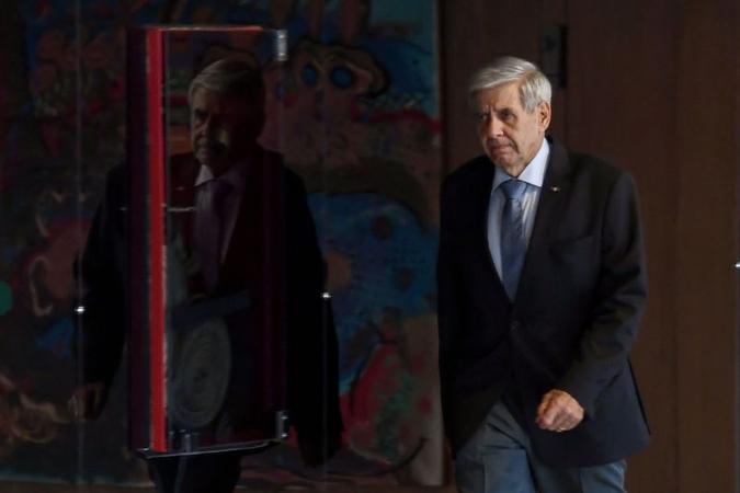 General Heleno: um dos primeiros ministros confirmados pelo presidente eleito vai comandar a Defesa(foto: AFP / EVARISTO SA) General Heleno: um dos primeiros ministros confirmados pelo presidente eleito vai comandar a Defesa(foto: AFP / EVARISTO SA)