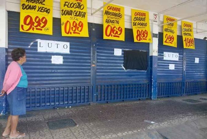 Supermercado amanheceu fechado, em luto pela morte do funcionário(foto: Sarah Peres/Esp. CB/D.A. Press) Supermercado amanheceu fechado, em luto pela morte do funcionário(foto: Sarah Peres/Esp. CB/D.A. Press)