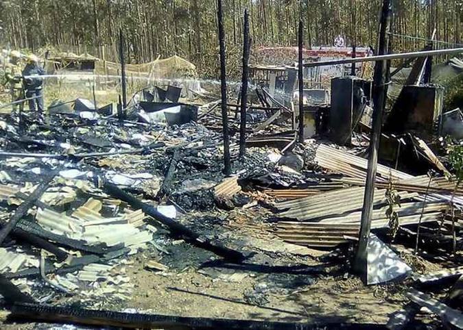 A casa onde Elizabeth morava com a família pegou fogo e nada sobrou.(foto: Divulgação.) A casa onde Elizabeth morava com a família pegou fogo e nada sobrou.(foto: Divulgação.)