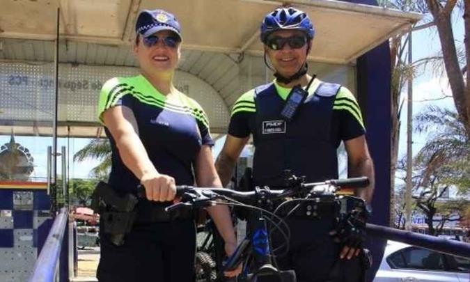 Policiais da patrulha com bicicletas reforçaram o protetor solar e passaram a trabalhar com medidor de pressão para cuidados com quem passa mal na seca(foto: Vinicius Cardoso/Esp. CB/D.A Press) Policiais da patrulha com bicicletas reforçaram o protetor solar e passaram a trabalhar com medidor de pressão para cuidados com quem passa mal na seca(foto: Vinicius Cardoso/Esp. CB/D.A Press)