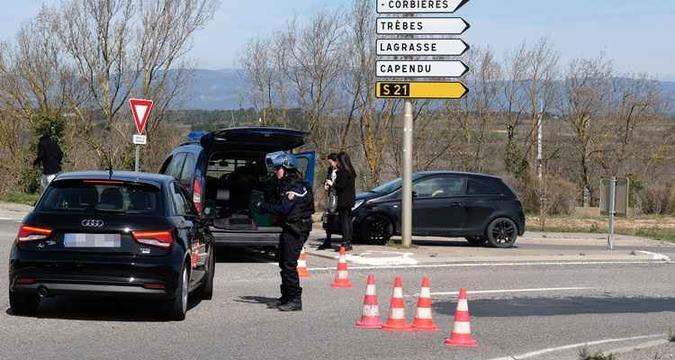 Policiais bloqueiam o acesso à cidade de Trebés, onde ocorre o sequestro(foto: ERIC CABANIS / AFP) Policiais bloqueiam o acesso à cidade de Trebés, onde ocorre o sequestro(foto: ERIC CABANIS / AFP)