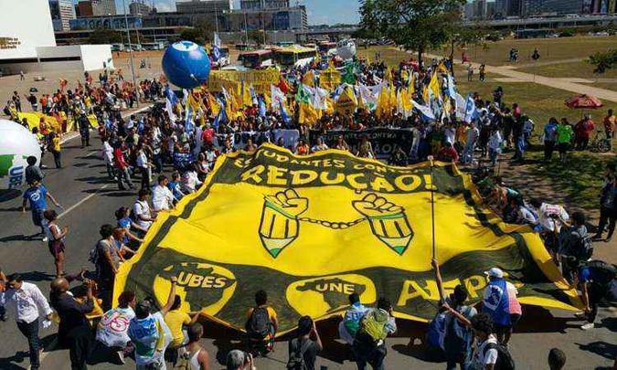 O grupo chegou a ocupar todas as faixas do Eixo Monumental, no sentido do Congresso Nacional(foto: Breno Fortes/CB/D.A Press) O grupo chegou a ocupar todas as faixas do Eixo Monumental, no sentido do Congresso Nacional(foto: Breno Fortes/CB/D.A Press)