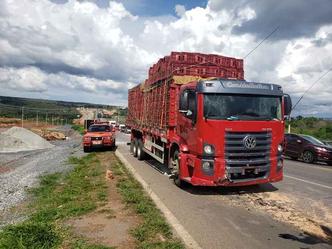 Motorista da carreta perdeu o controle do caminhão entre o balão do Colorado e o balão do Torto (foto: Divulgação/CBMDF) Motorista da carreta perdeu o controle do caminhão entre o balão do Colorado e o balão do Torto (foto: Divulgação/CBMDF)