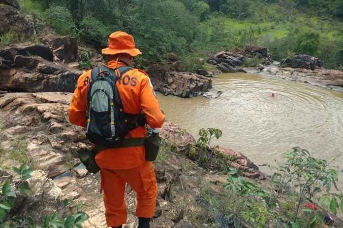 Militares fazem buscas em regiões próximas(foto: Corpo de Bombeiros/Divulgação) Militares fazem buscas em regiões próximas(foto: Corpo de Bombeiros/Divulgação)