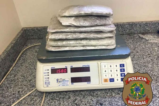 Balança e tabletes de skunk encontrados com as mulheres no aeroporto(foto: PF/Divulgação) Balança e tabletes de skunk encontrados com as mulheres no aeroporto(foto: PF/Divulgação)