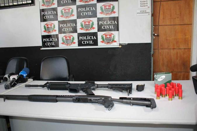 Na casa do suspeito, os agentes localizaram duas armas, de calibres 12 e 22 (foto: Paula Vieira/SSP de São Paulo ) Na casa do suspeito, os agentes localizaram duas armas, de calibres 12 e 22 (foto: Paula Vieira/SSP de São Paulo )