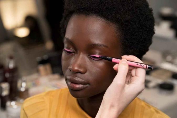 No desfile de outono/inverno 2018 da maison francesa Dior, os delineadores coloridos ocuparam lugar de destaque. A marca lançou várias cores do produtoDior/Reprodução No desfile de outono/inverno 2018 da maison francesa Dior, os delineadores coloridos ocuparam lugar de destaque. A marca lançou várias cores do produtoDior/Reprodução