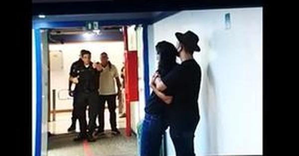 V&iacute;deo: Homem invade sede do jornalismo da Globo e faz rep&oacute;rter ref&eacute;m