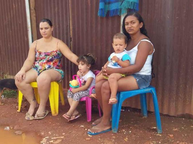 Com o marido desempregado, Yara de Oliveira, à esquerda com a filha, tem trabalho até abril. Ana Carolina, com filho no colo, procura emprego (foto: Bruno Santa Rita/Esp. CB/D.A Press) Com o marido desempregado, Yara de Oliveira, à esquerda com a filha, tem trabalho até abril. Ana Carolina, com filho no colo, procura emprego (foto: Bruno Santa Rita/Esp. CB/D.A Press)