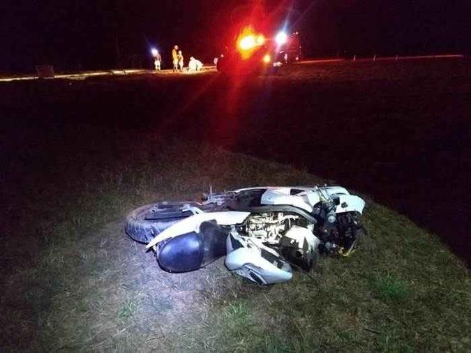 A motocicleta que colidiu contra uma placa de trânsito (foto: Soinp, CBMDF / Divulgação) A motocicleta que colidiu contra uma placa de trânsito (foto: Soinp, CBMDF / Divulgação)