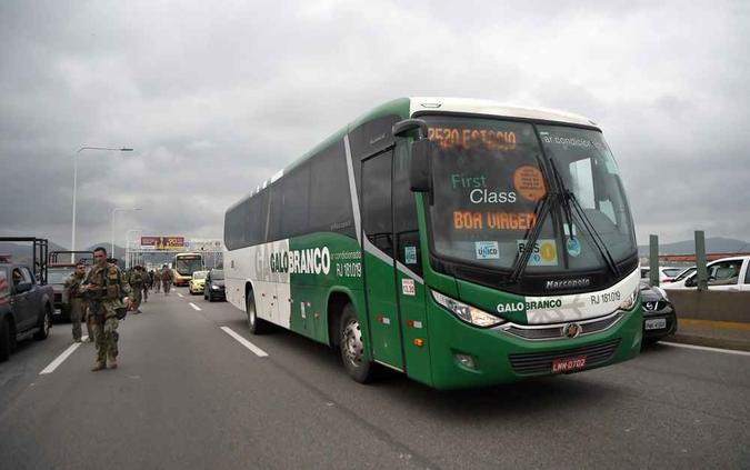 Passageiros foram feitos reféns em ônibus(foto: Mauro Pimentel/AFP) Passageiros foram feitos reféns em ônibus(foto: Mauro Pimentel/AFP)