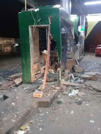 Explosão do caixa eletrônico ocorreu na madrugada desta segunda-feira (10)(foto: Éverson de Sousa/Arquivo pessoal) Explosão do caixa eletrônico ocorreu na madrugada desta segunda-feira (10)(foto: Éverson de Sousa/Arquivo pessoal)